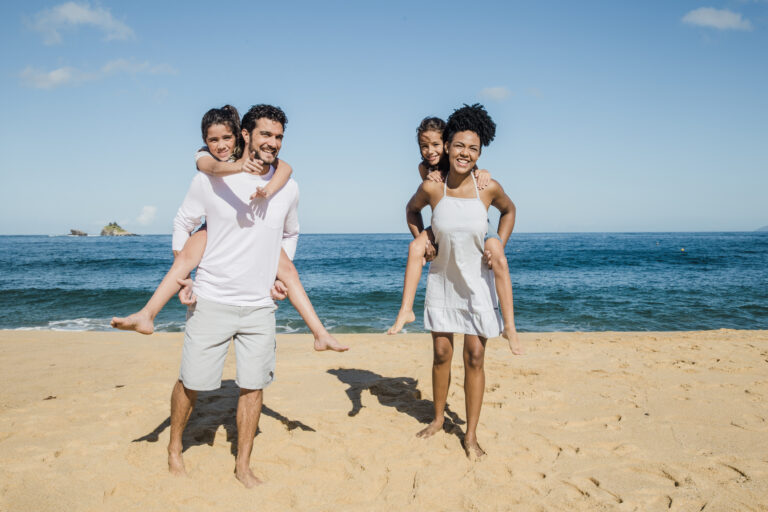 familia-feliz-jugando-playa